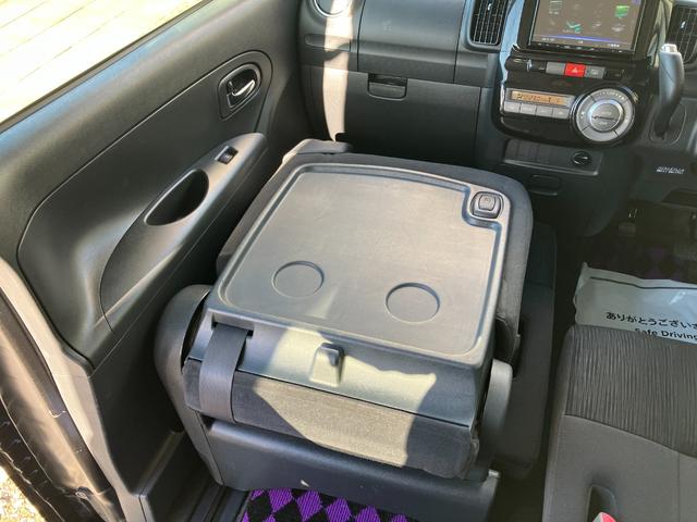 助手席の背もたれを倒すとテーブルに出来ます♪