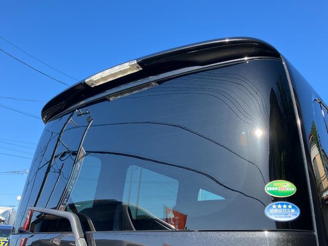 日差しの遮りや車内のプライバシー保護に効果的なプライバシーガラス付きです♪