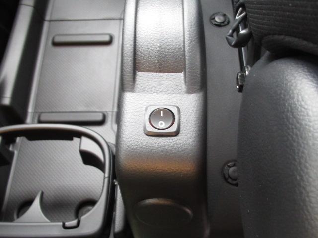 ＮＶ２００バネットワゴン ＦＯＣＳ　ルソ　新車　キャンピングカー　５ナンバー　シングルサブバッテリー　走行充電　外部充電　室内外部電源口　フリップダウンモニター　ナビ切替スイッチ　断熱　５人乗車２人就寝　１６００ｃｃ　２ＷＤ　電圧計（7枚目）