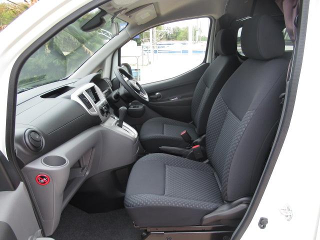 ＮＶ２００バネットワゴン ＦＯＣＳ　ルソ　新車　キャンピングカー　５ナンバー　シングルサブバッテリー　走行充電　外部充電　室内外部電源口　フリップダウンモニター　ナビ切替スイッチ　断熱　５人乗車２人就寝　１６００ｃｃ　２ＷＤ　電圧計（13枚目）