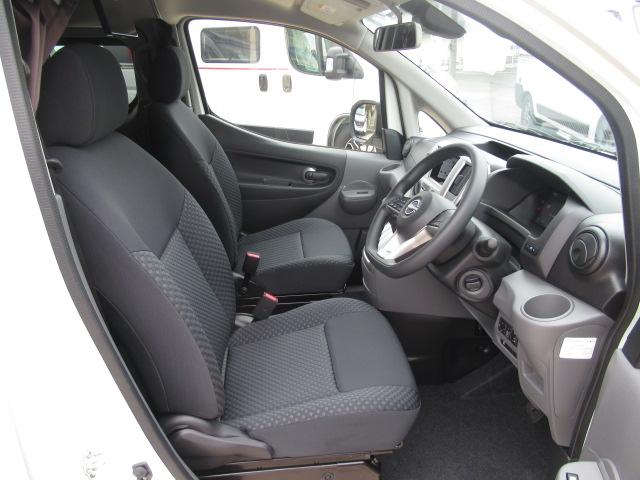 ＮＶ２００バネットワゴン ＦＯＣＳ　ルソ　新車　キャンピングカー　５ナンバー　シングルサブバッテリー　走行充電　外部充電　室内外部電源口　フリップダウンモニター　ナビ切替スイッチ　断熱　５人乗車２人就寝　１６００ｃｃ　２ＷＤ　電圧計（17枚目）