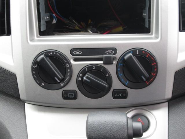 ＮＶ２００バネットワゴン ＦＯＣＳ　ルソ　新車　キャンピングカー　５ナンバー　シングルサブバッテリー　走行充電　外部充電　室内外部電源口　フリップダウンモニター　ナビ切替スイッチ　断熱　５人乗車２人就寝　１６００ｃｃ　２ＷＤ　電圧計（27枚目）