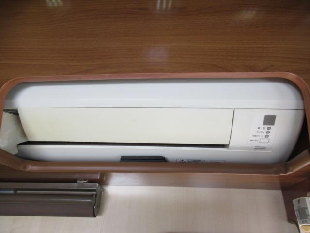カムロード バンテック　ジル５２０　キャンピングカー　８ナンバー　ツインサブバッテリー１５００Ｗインバーター　走行充電　外部充電　家庭用エアコン　マックスファン　ＦＦヒーター　オーニング　シンク　温水ボイラー　電子レンジ　ソーラーパネル（7枚目）