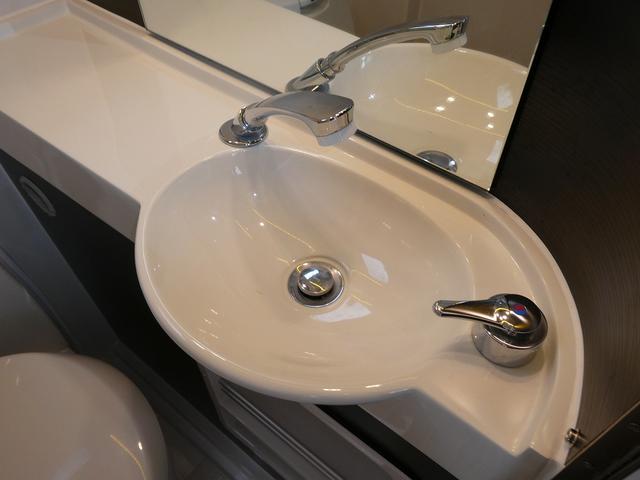 カムロード アネックス リバティ52DB キャンピングカー 8ナンバー 240Ahリチウムサブバッテリー 1500Wインバーター 家庭用エアコン マックスファン フィアマオーニング 床暖房 レカロシート 冷蔵庫 FFヒーター トイレ(8枚目)