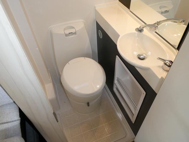 カムロード アネックス リバティ52DB キャンピングカー 8ナンバー 240Ahリチウムサブバッテリー 1500Wインバーター 家庭用エアコン マックスファン フィアマオーニング 床暖房 レカロシート 冷蔵庫 FFヒーター トイレ(9枚目)