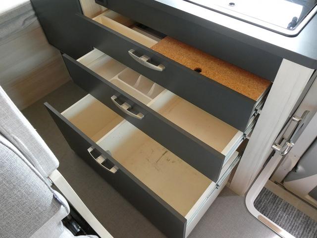 カムロード アネックス リバティ52DB キャンピングカー 8ナンバー 240Ahリチウムサブバッテリー 1500Wインバーター 家庭用エアコン マックスファン フィアマオーニング 床暖房 レカロシート 冷蔵庫 FFヒーター トイレ(13枚目)