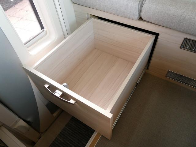 カムロード アネックス リバティ52DB キャンピングカー 8ナンバー 240Ahリチウムサブバッテリー 1500Wインバーター 家庭用エアコン マックスファン フィアマオーニング 床暖房 レカロシート 冷蔵庫 FFヒーター トイレ(20枚目)