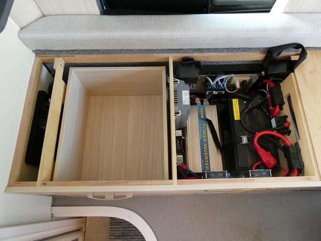 カムロード アネックス リバティ52DB キャンピングカー 8ナンバー 240Ahリチウムサブバッテリー 1500Wインバーター 家庭用エアコン マックスファン フィアマオーニング 床暖房 レカロシート 冷蔵庫 FFヒーター トイレ(68枚目)