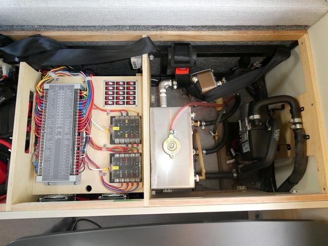 カムロード アネックス リバティ52DB キャンピングカー 8ナンバー 240Ahリチウムサブバッテリー 1500Wインバーター 家庭用エアコン マックスファン フィアマオーニング 床暖房 レカロシート 冷蔵庫 FFヒーター トイレ(70枚目)