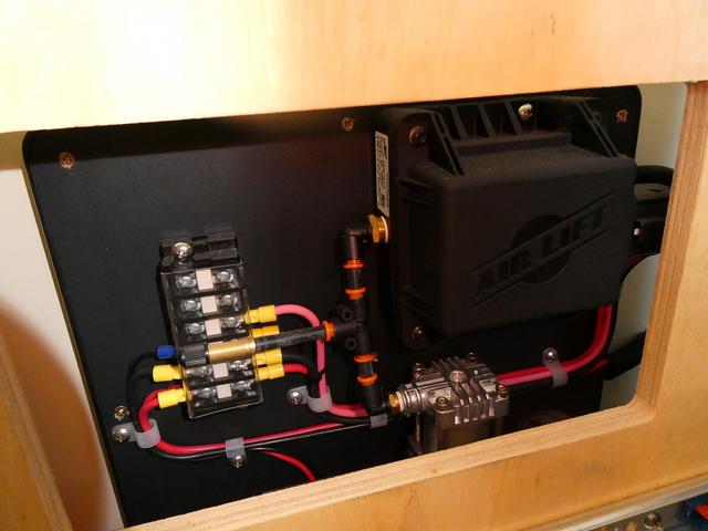 カムロード アネックス リバティ52DB キャンピングカー 8ナンバー 240Ahリチウムサブバッテリー 1500Wインバーター 家庭用エアコン マックスファン フィアマオーニング 床暖房 レカロシート 冷蔵庫 FFヒーター トイレ(71枚目)