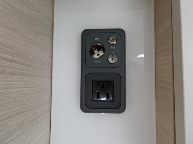 デュカト 　キャンピングカー　８ナンバー　新車　ＤＣクーラー　シングルサブバッテリー　走行充電　外部充電　ＦＦヒーター　温水ボイラー　冷蔵庫　トイレ　シャワー　４人乗車４人就寝　ディーゼル２ＷＤ　右ハンドル（7枚目）