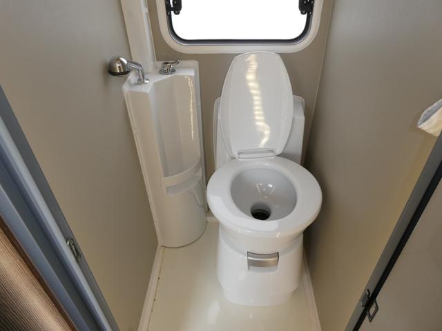 デュカト エースキャラバン　エース５６５　キャンピングカー　８ナンバー　トリプルサブバッテリー　１５００Ｗインバーター　家庭用エアコン　べバストＦＦヒーター　フィアマオーニング　ソーラーパネル　リアクーラー　温水ボイラー　９速ＡＴ　シャワー（5枚目）