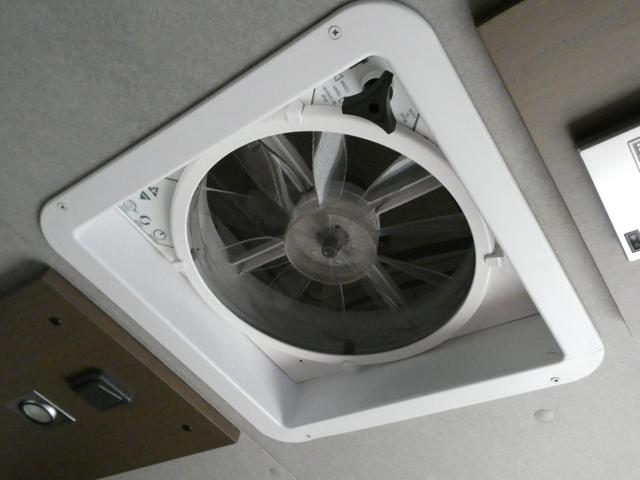 ハイエースワゴン トイファクトリー　ザラ　キャンピングカー　３ナンバー　ツインサブバッテリー　外部充電　マックスファン　エバスＦＦヒーター　フリップダウンモニター　前後コーナーセンサー　社外ショック　１０人乗車３人就寝　ガソリン２ＷＤ（9枚目）