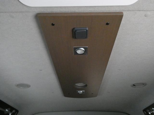 ハイエースワゴン トイファクトリー　ザラ　キャンピングカー　３ナンバー　ツインサブバッテリー　外部充電　マックスファン　エバスＦＦヒーター　フリップダウンモニター　前後コーナーセンサー　社外ショック　１０人乗車３人就寝　ガソリン２ＷＤ（12枚目）