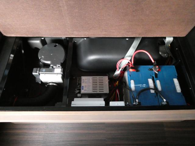 ハイエースワゴン トイファクトリー　ザラ　キャンピングカー　３ナンバー　ツインサブバッテリー　外部充電　マックスファン　エバスＦＦヒーター　フリップダウンモニター　前後コーナーセンサー　社外ショック　１０人乗車３人就寝　ガソリン２ＷＤ（20枚目）