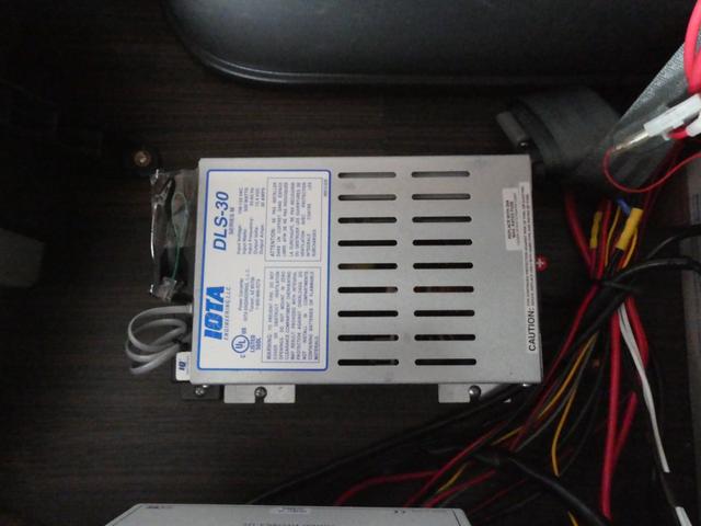 ハイエースワゴン トイファクトリー　ザラ　キャンピングカー　３ナンバー　ツインサブバッテリー　外部充電　マックスファン　エバスＦＦヒーター　フリップダウンモニター　前後コーナーセンサー　社外ショック　１０人乗車３人就寝　ガソリン２ＷＤ（21枚目）