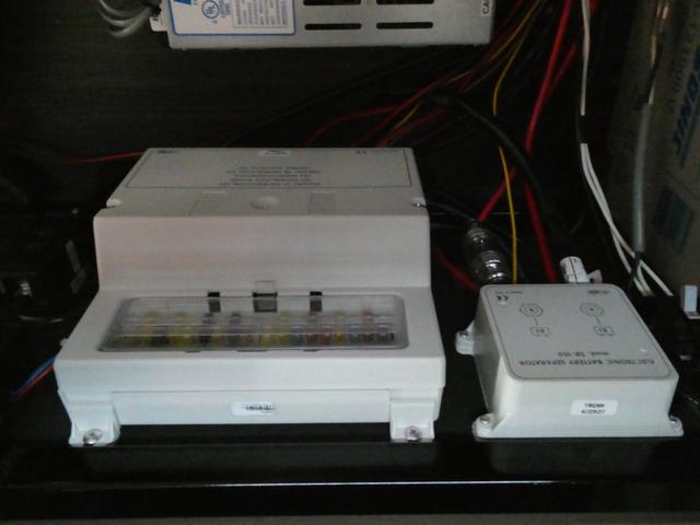 ハイエースワゴン トイファクトリー　ザラ　キャンピングカー　３ナンバー　ツインサブバッテリー　外部充電　マックスファン　エバスＦＦヒーター　フリップダウンモニター　前後コーナーセンサー　社外ショック　１０人乗車３人就寝　ガソリン２ＷＤ（26枚目）