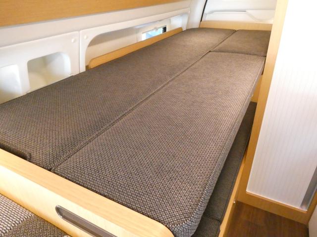 ハイエースバン トイファクトリー　アルコーバグランデ　キャンピングカー　８ナンバー　ツインサブバッテリー　家庭用エアコン　１５００Ｗインバーター　走行充電　外部充電　ソーラーパネル　マックスファン　カセットトイレ　エバスＦＦヒーター　電子レンジ　テレビ（4枚目）