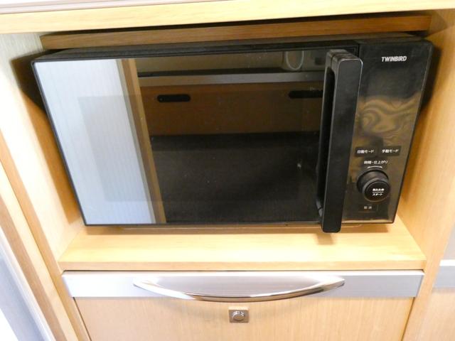 ハイエースバン トイファクトリー　アルコーバグランデ　キャンピングカー　８ナンバー　ツインサブバッテリー　家庭用エアコン　１５００Ｗインバーター　走行充電　外部充電　ソーラーパネル　マックスファン　カセットトイレ　エバスＦＦヒーター　電子レンジ　テレビ（7枚目）