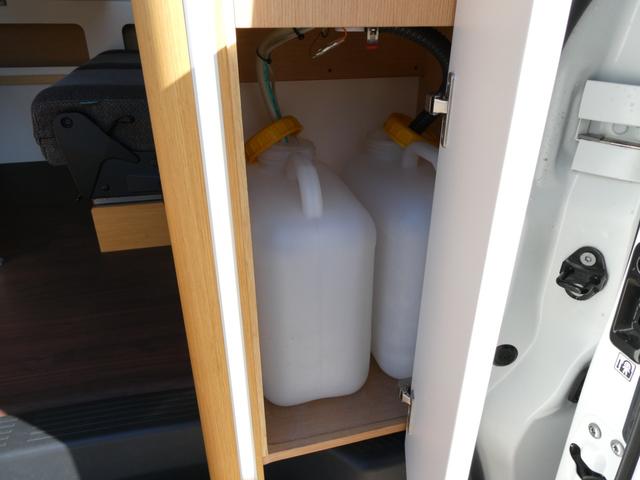 ハイエースバン トイファクトリー　アルコーバグランデ　キャンピングカー　８ナンバー　ツインサブバッテリー　家庭用エアコン　１５００Ｗインバーター　走行充電　外部充電　ソーラーパネル　マックスファン　カセットトイレ　エバスＦＦヒーター　電子レンジ　テレビ（9枚目）