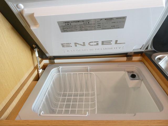 ハイエースバン トイファクトリー　アルコーバグランデ　キャンピングカー　８ナンバー　ツインサブバッテリー　家庭用エアコン　１５００Ｗインバーター　走行充電　外部充電　ソーラーパネル　マックスファン　カセットトイレ　エバスＦＦヒーター　電子レンジ　テレビ（10枚目）