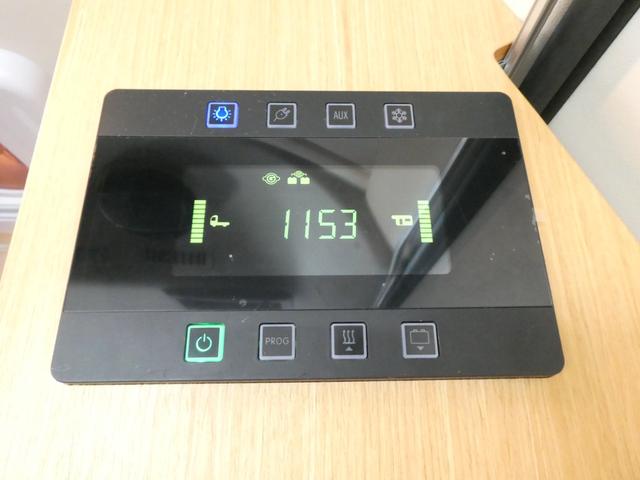 ハイエースバン トイファクトリー　アルコーバグランデ　キャンピングカー　８ナンバー　ツインサブバッテリー　家庭用エアコン　１５００Ｗインバーター　走行充電　外部充電　ソーラーパネル　マックスファン　カセットトイレ　エバスＦＦヒーター　電子レンジ　テレビ（13枚目）