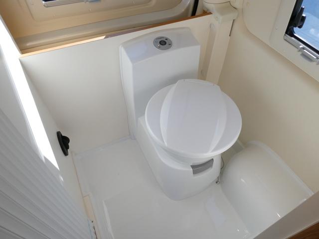 ハイエースバン トイファクトリー　アルコーバグランデ　キャンピングカー　８ナンバー　ツインサブバッテリー　家庭用エアコン　１５００Ｗインバーター　走行充電　外部充電　ソーラーパネル　マックスファン　カセットトイレ　エバスＦＦヒーター　電子レンジ　テレビ（14枚目）