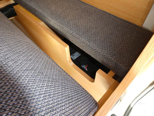 ハイエースバン トイファクトリー　アルコーバグランデ　キャンピングカー　８ナンバー　ツインサブバッテリー　家庭用エアコン　１５００Ｗインバーター　走行充電　外部充電　ソーラーパネル　マックスファン　カセットトイレ　エバスＦＦヒーター　電子レンジ　テレビ（74枚目）