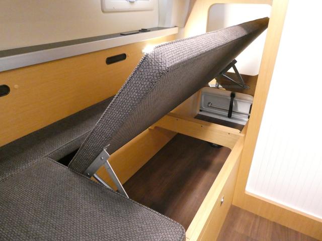 ハイエースバン トイファクトリー　アルコーバグランデ　キャンピングカー　８ナンバー　ツインサブバッテリー　家庭用エアコン　１５００Ｗインバーター　走行充電　外部充電　ソーラーパネル　マックスファン　カセットトイレ　エバスＦＦヒーター　電子レンジ　テレビ（75枚目）