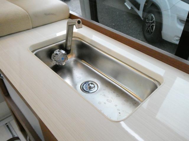 ハイエースバン ＲＶランド　ランドワゴンロゼ　キャンピングカー　８ナンバー　ツインサブバッテリー　１５００Ｗインバーター　走行充電　外部充電　シンク　フリップダウンモニター　リアクーラー　リアヒーター　ＵＩショック・スタビ　８人乗車４人就寝（7枚目）