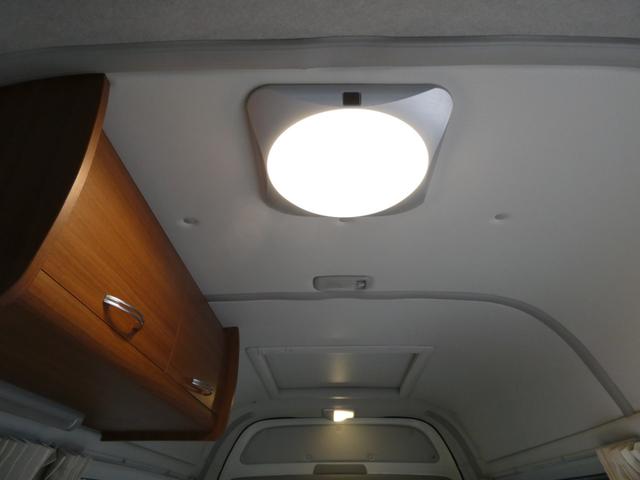 ハイエースバン ＲＶランド　ランドワゴンロゼ　キャンピングカー　８ナンバー　ツインサブバッテリー　１５００Ｗインバーター　走行充電　外部充電　シンク　フリップダウンモニター　リアクーラー　リアヒーター　ＵＩショック・スタビ　８人乗車４人就寝（8枚目）