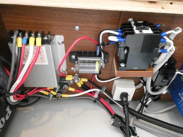 ハイエースバン ＲＶランド　ランドワゴンロゼ　キャンピングカー　８ナンバー　ツインサブバッテリー　１５００Ｗインバーター　走行充電　外部充電　シンク　フリップダウンモニター　リアクーラー　リアヒーター　ＵＩショック・スタビ　８人乗車４人就寝（10枚目）