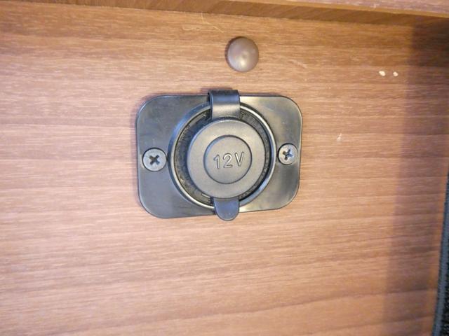 ハイエースバン ＲＶランド　ランドワゴンロゼ　キャンピングカー　８ナンバー　ツインサブバッテリー　１５００Ｗインバーター　走行充電　外部充電　シンク　フリップダウンモニター　リアクーラー　リアヒーター　ＵＩショック・スタビ　８人乗車４人就寝（19枚目）