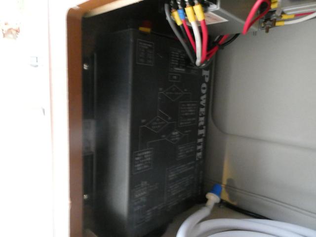 ハイエースバン ＲＶランド　ランドワゴンロゼ　キャンピングカー　８ナンバー　ツインサブバッテリー　１５００Ｗインバーター　走行充電　外部充電　シンク　フリップダウンモニター　リアクーラー　リアヒーター　ＵＩショック・スタビ　８人乗車４人就寝（70枚目）