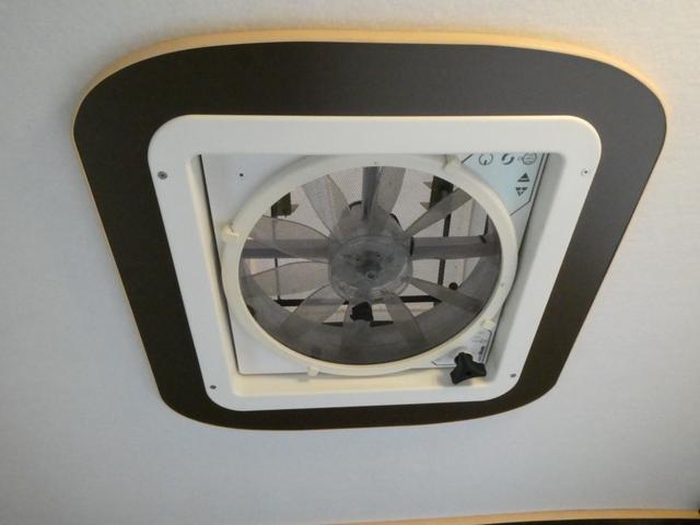 タウンエーストラック セキソーボディ　トム２３　キャンピングカー　８ナンバー　シングルサブバッテリー　べバストＦＦヒーター　走行充電　外部充電　ソーラーパネル　マックスファン　冷蔵庫　カセットトイレ　シンク　６人乗車５人就寝　ＳＤナビ　ＥＴＣ（6枚目）