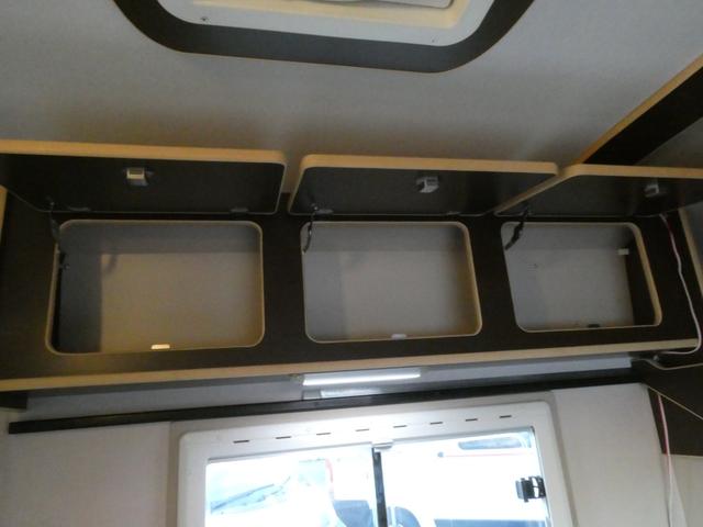 タウンエーストラック セキソーボディ　トム２３　キャンピングカー　８ナンバー　シングルサブバッテリー　べバストＦＦヒーター　走行充電　外部充電　ソーラーパネル　マックスファン　冷蔵庫　カセットトイレ　シンク　６人乗車５人就寝　ＳＤナビ　ＥＴＣ（8枚目）