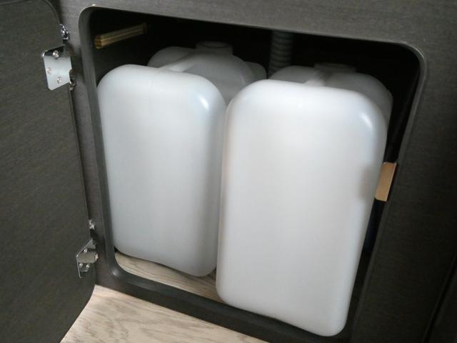 ハイエースバン ＦＯＣＳ　ディパーチャー　キャンピングカー　８ナンバー　ＦＦヒーター　ソーラーパネル　マックスファン　鉛バッテリー２個　１５００Ｗインバーター　走行充電器　外部充電器　フリップダウンモニター　リアヒーター　リアクーラー（10枚目）