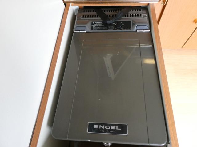 ハイエースワゴン かーいんてりあ高橋　リラックスワゴンタイプ１　キャンピングカー　８ナンバー　ＦＦヒーター　ＤＣ冷蔵庫　３５０Ｗインバーター　鉛バッテリー２個　走行充電　外部充電　シンク　テレビ　リアクーラー　リアヒーター　前後ドライブレコーダー　ワンオーナー（10枚目）