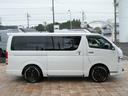 入庫時に在庫車輌の状態を把握することから始まります。内外装はもちろんのこと、車によって走行テストをはじめ機関、ナビ、オーディオ類、スイッチ類などの装備のチェックをおこないます。