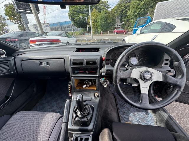 サバンナＲＸ－７ ＧＴ－Ｒ　ＦＵＪＩＴＳＵＢＯマフラー　ＢＬＩＴＺエアクリーナー　ＢＬＩＴＺブローオフバルブ　ＷＥＤＳ　ＳＰＯＲＴ１６インチＡＷ　社外フルバケットシート　社外ステアリング（4枚目）