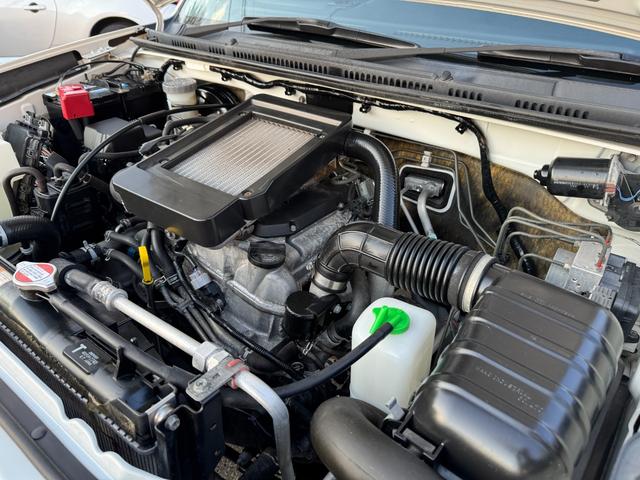 ジムニー ランドベンチャー　直列３気筒ＤＯＨＣインタークーラーターボエンジン　１６インチアルミホイール　純正マフラー　革シート　シートヒーター　ＥＴＣ　ドラレコ（4枚目）