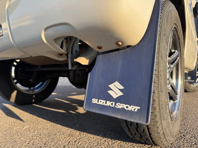 ジムニー ランドベンチャー　直列３気筒ＤＯＨＣインタークーラーターボエンジン　１６インチアルミホイール　純正マフラー　革シート　シートヒーター　ＥＴＣ　ドラレコ（10枚目）