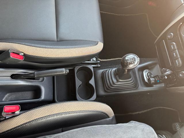 ジムニー ランドベンチャー　直列３気筒ＤＯＨＣインタークーラーターボエンジン　１６インチアルミホイール　純正マフラー　革シート　シートヒーター　ＥＴＣ　ドラレコ（37枚目）