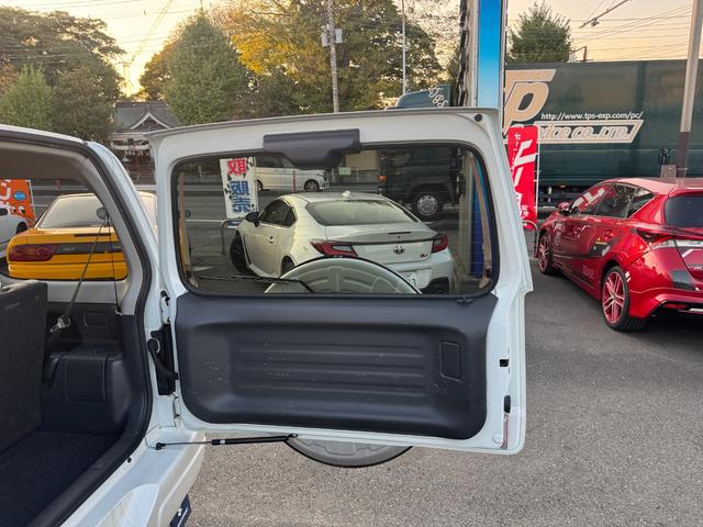 ジムニー ランドベンチャー　直列３気筒ＤＯＨＣインタークーラーターボエンジン　１６インチアルミホイール　純正マフラー　革シート　シートヒーター　ＥＴＣ　ドラレコ（49枚目）