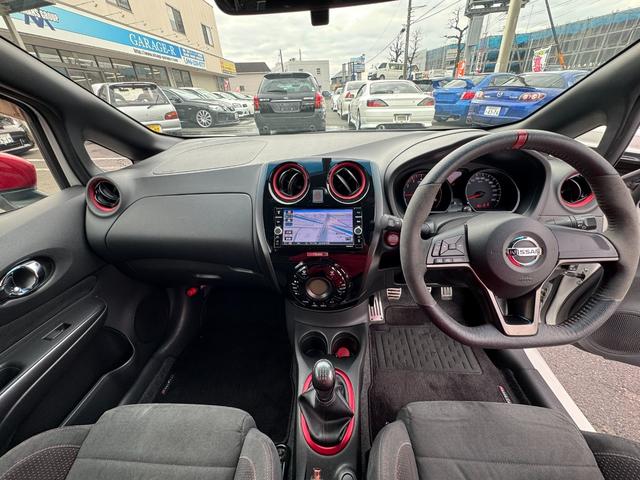 ノート ニスモ　Ｓ　純正マフラー　純正シート　ＮＩＳＭＯメーター　純正１７インチＡＷ　日産純正ナビ　フルセグ　Ｂｌｕｅｔｏｏｔｈ機能　ドライブレコーダー（4枚目）