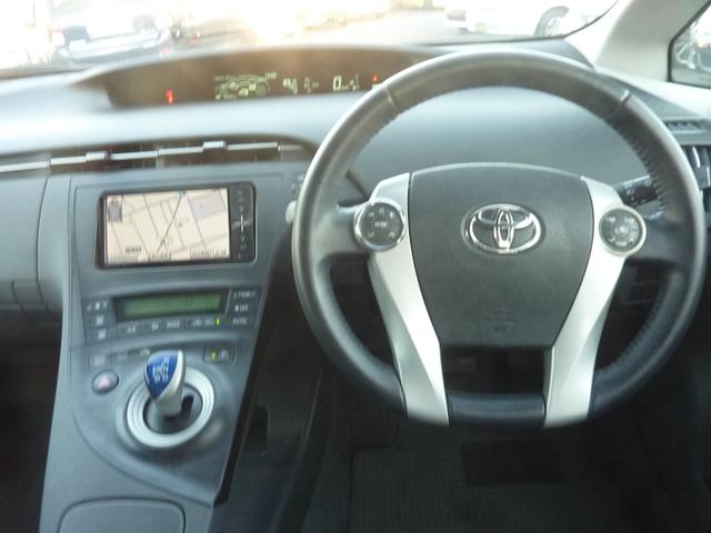 プリウス Ｓツーリングセレクション　禁煙車　純正ＳＤナビ　ＢＬＵＥＴＯＯＴＨ　バックカメラ　フルセグ　ダウンサス　ガナドールマフラー　ＬＥＤヘッドライト　純正１７インチアルミ　実走行３３，１０１ｋｍ（7枚目）