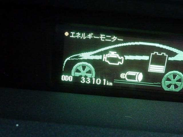 プリウス Ｓツーリングセレクション　禁煙車　純正ＳＤナビ　ＢＬＵＥＴＯＯＴＨ　バックカメラ　フルセグ　ダウンサス　ガナドールマフラー　ＬＥＤヘッドライト　純正１７インチアルミ　実走行３３，１０１ｋｍ（9枚目）