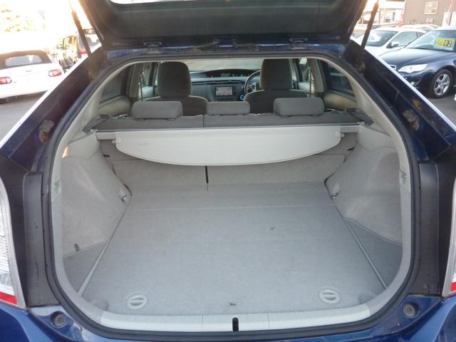 プリウス Ｓツーリングセレクション　禁煙車　純正ＳＤナビ　ＢＬＵＥＴＯＯＴＨ　バックカメラ　フルセグ　ダウンサス　ガナドールマフラー　ＬＥＤヘッドライト　純正１７インチアルミ　実走行３３，１０１ｋｍ（64枚目）