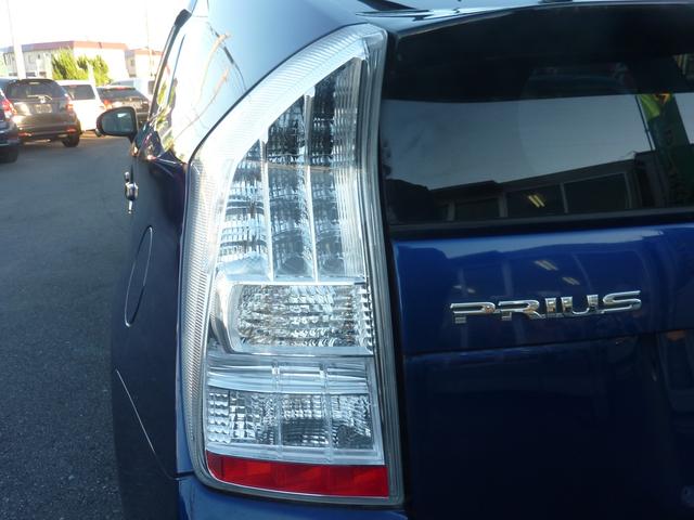 プリウス Ｓツーリングセレクション　禁煙車　純正ＳＤナビ　ＢＬＵＥＴＯＯＴＨ　バックカメラ　フルセグ　ダウンサス　ガナドールマフラー　ＬＥＤヘッドライト　純正１７インチアルミ　実走行３３，１０１ｋｍ（67枚目）