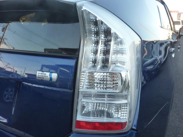 プリウス Ｓツーリングセレクション　禁煙車　純正ＳＤナビ　ＢＬＵＥＴＯＯＴＨ　バックカメラ　フルセグ　ダウンサス　ガナドールマフラー　ＬＥＤヘッドライト　純正１７インチアルミ　実走行３３，１０１ｋｍ（73枚目）